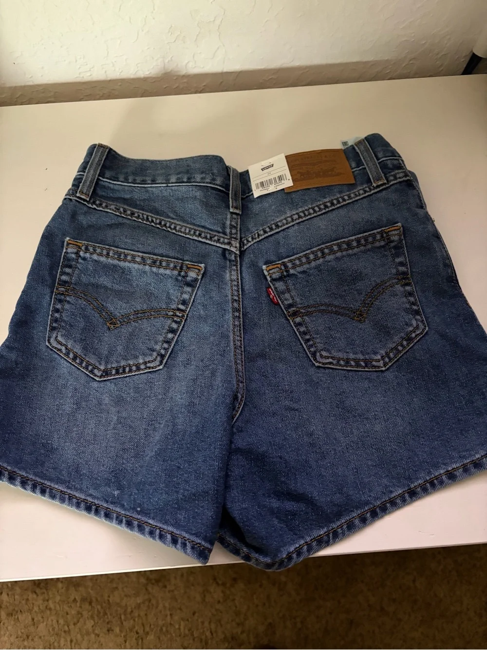 NWT Levis 80s Mom Lightweight Women's Shorts - Picture 2 of 5